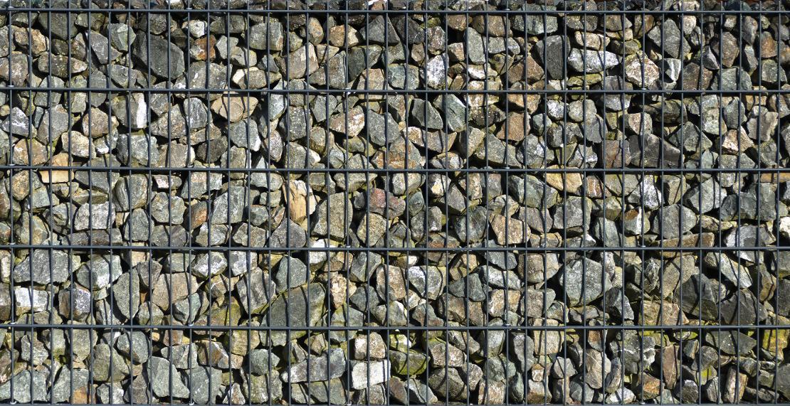 Idee für einen modernen Sichtschutz im Garten: Eine mit Steinen gefüllte Gabione. Bildquelle: pixabay.com, anaterate